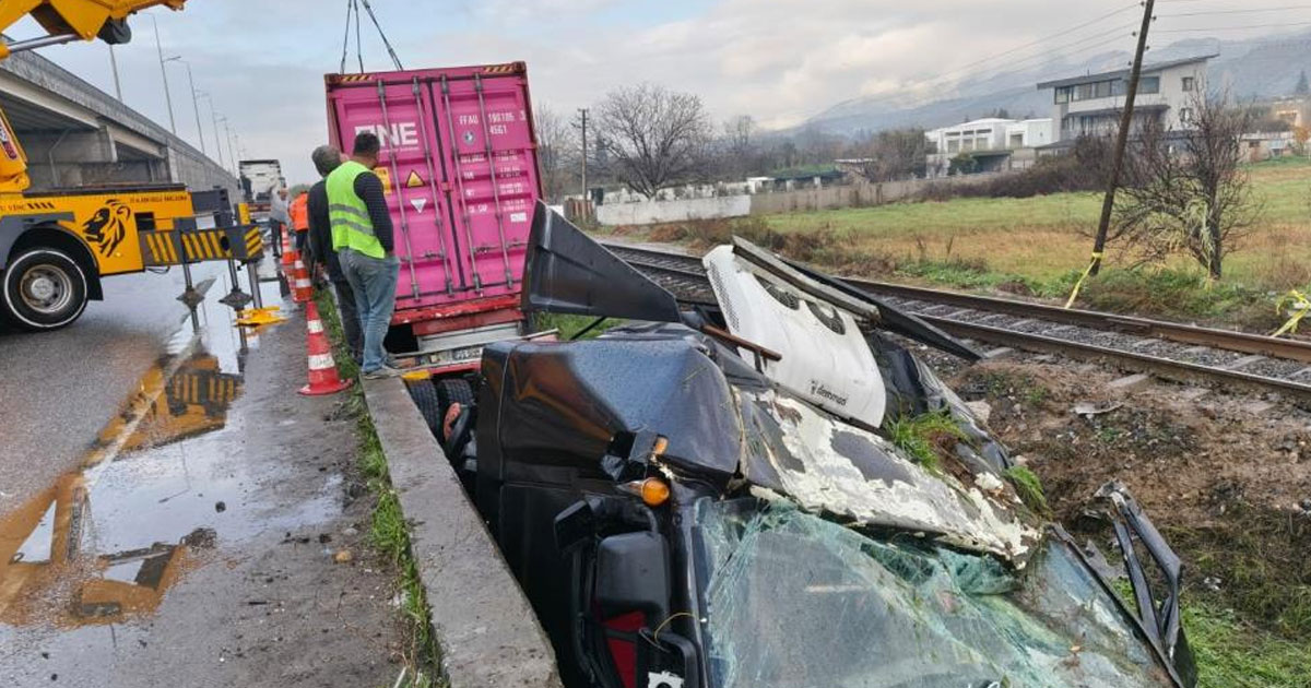 Tır enkazı kalktı, tren yolu açıldı