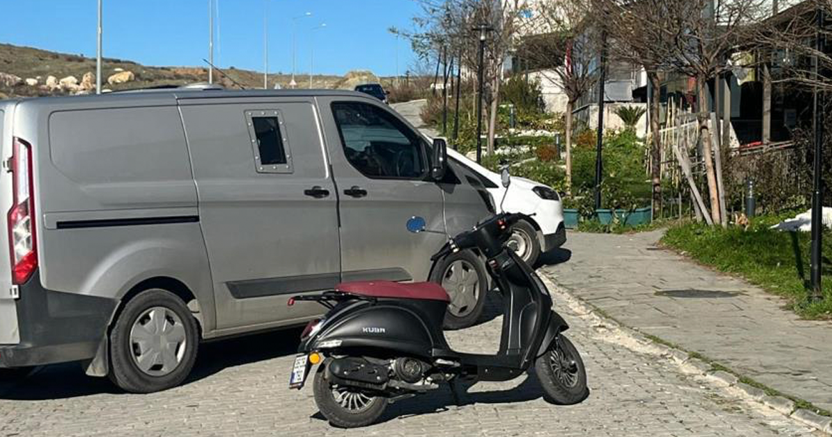 İzmir’de güvenlikleri darp edip banka aracını soydular