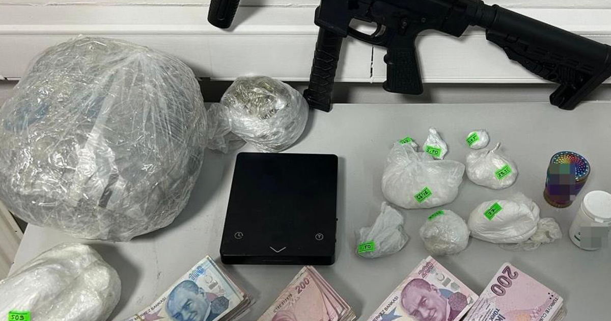 Hapis cezası ile aranan şahıs hobi bahçesinde uyuşturucu ile yakalandı 