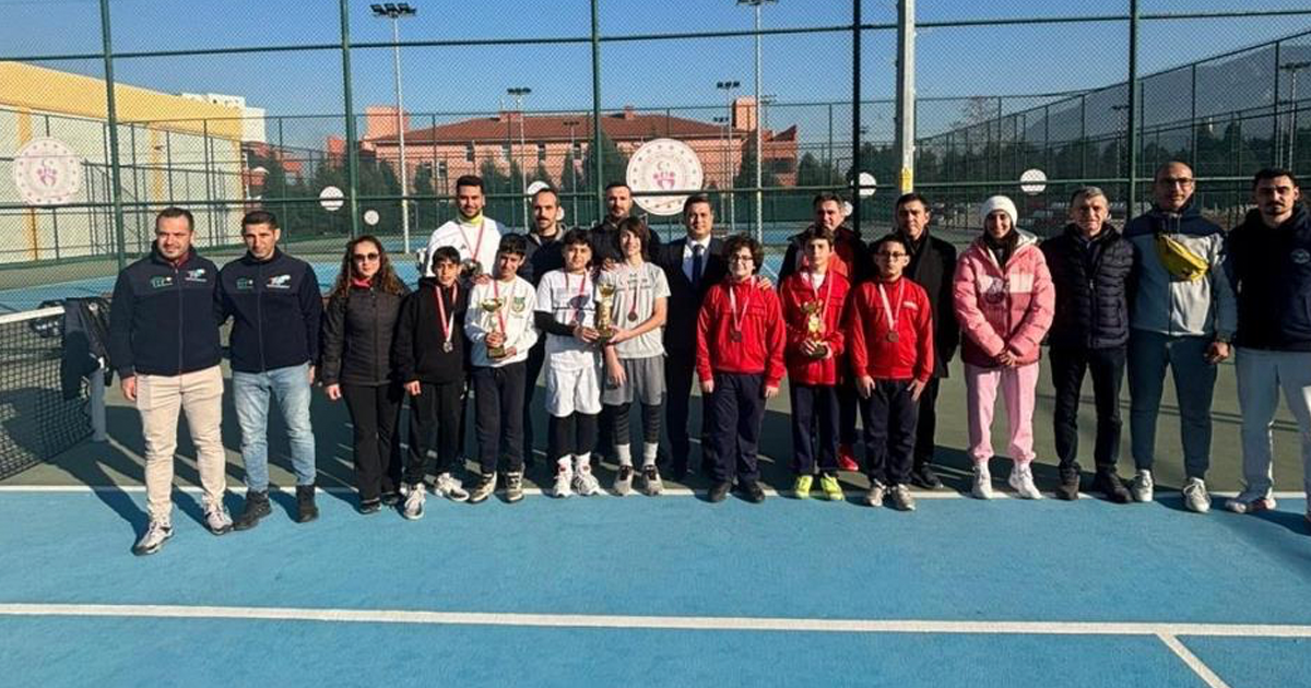 Manisa’da genç sporcular tenis il birinciliği için ter döktü
