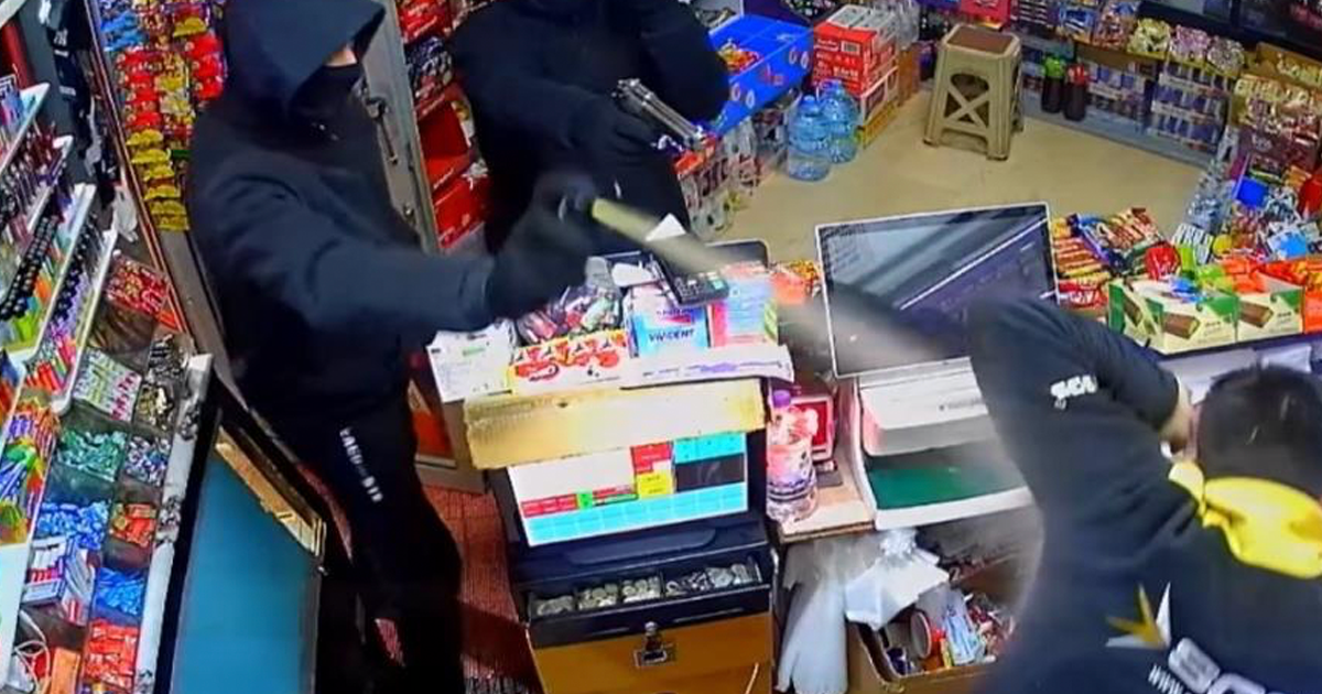 Market sahibine dehşeti yaşatan gaspçıları polis kıskıvrak yakaladı 