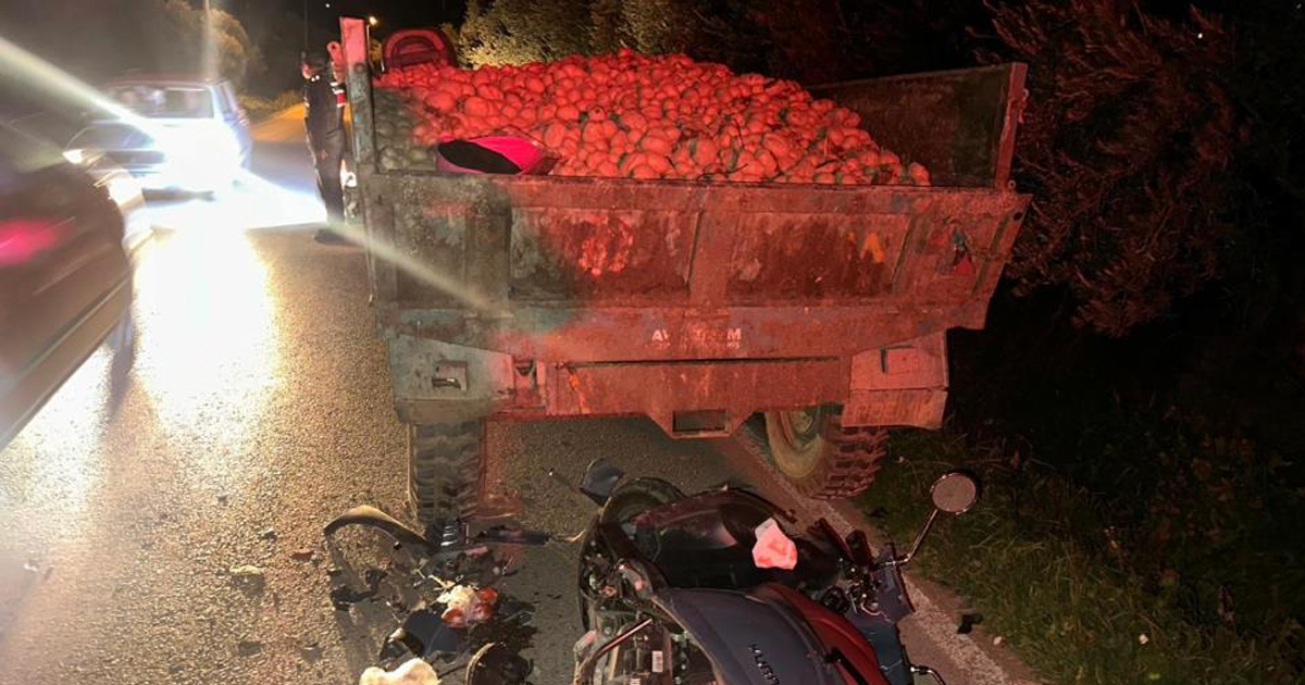 Traktör römorkuna çarpan motosiklet sürücüsü ağır yaralandı
