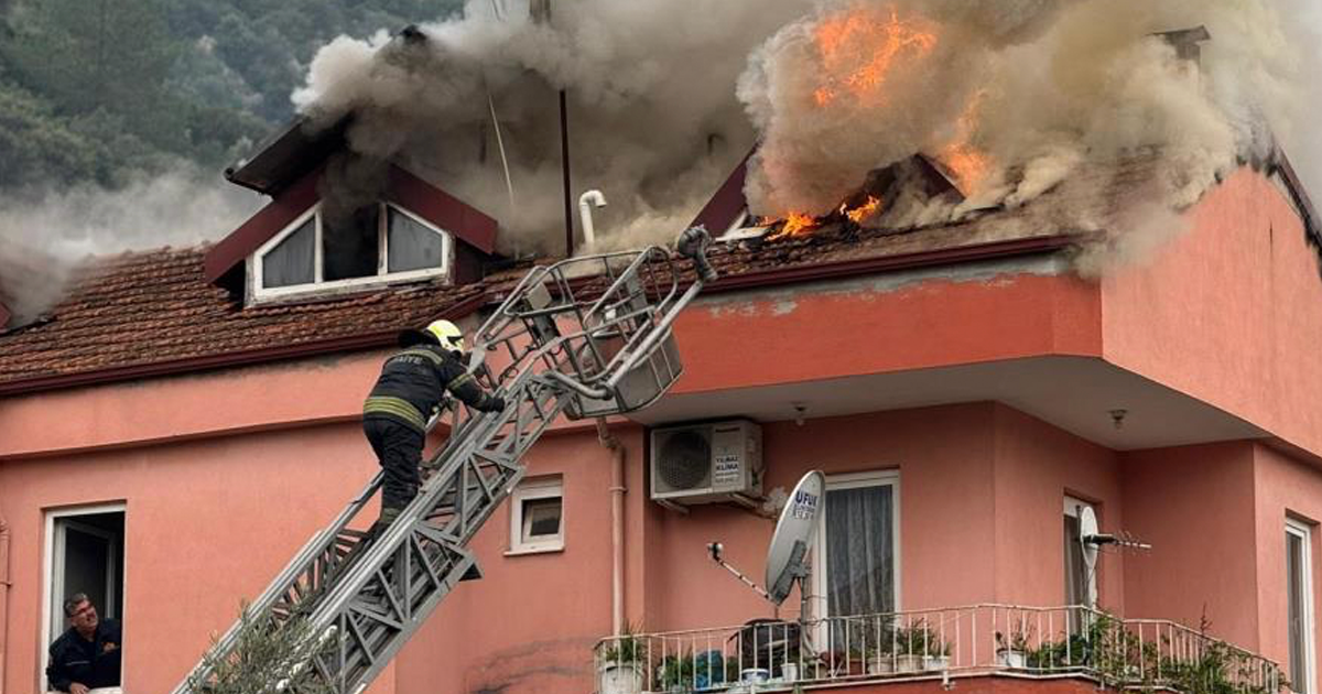  Fethiye’de üç katlı evin çatı katı alevlere teslim oldu 