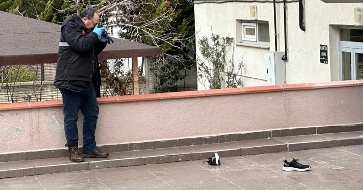  Uşak’ta çatıdan düşen adam hayatını kaybetti 