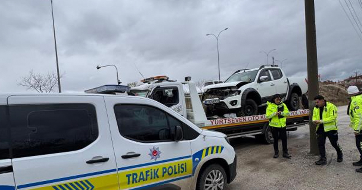 5 metrelik refüjden aşağı uçan araçta 3 kişi yaralandı