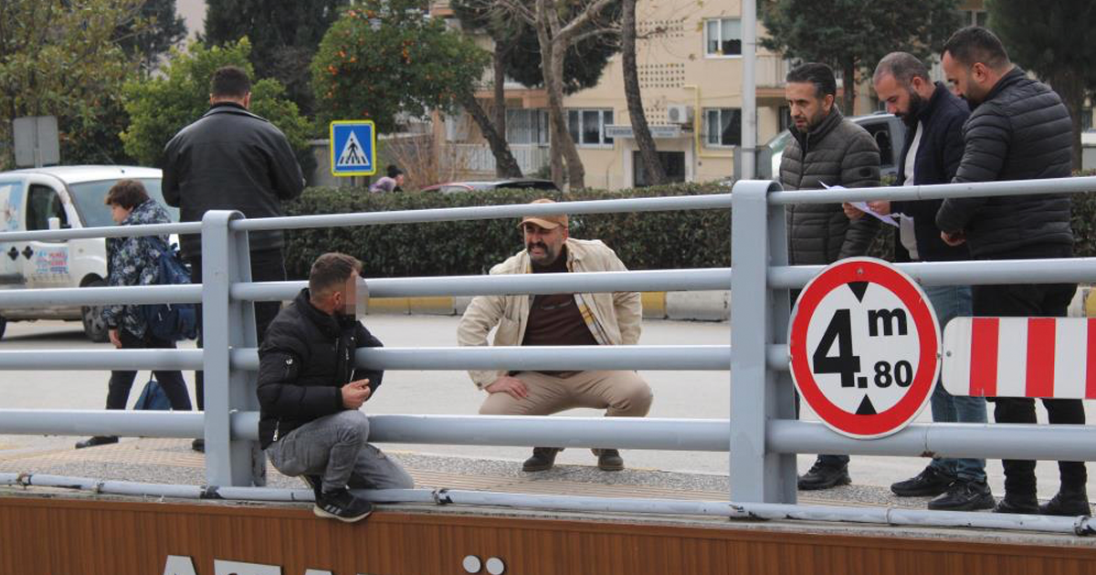 Çocuğunu görmek için alt geçidin üstüne çıkan şahıs ikna edildi