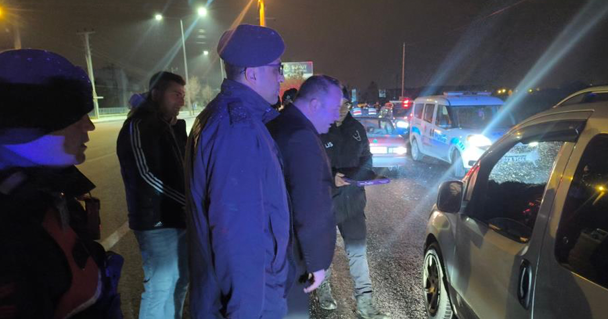 Huzur ve asayiş denetiminde vatandaşlara çikolata ve çay ikramı 