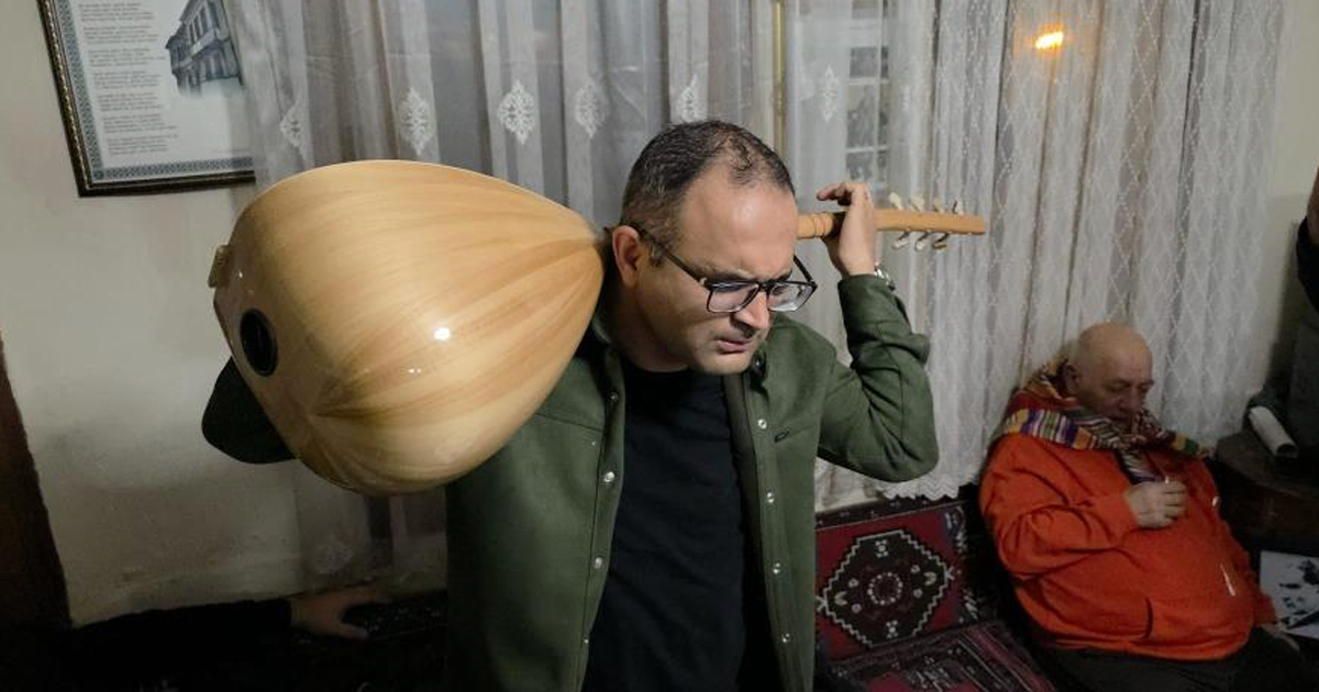 Görme engelli sanatçı sazı ensesinde çalıyor 