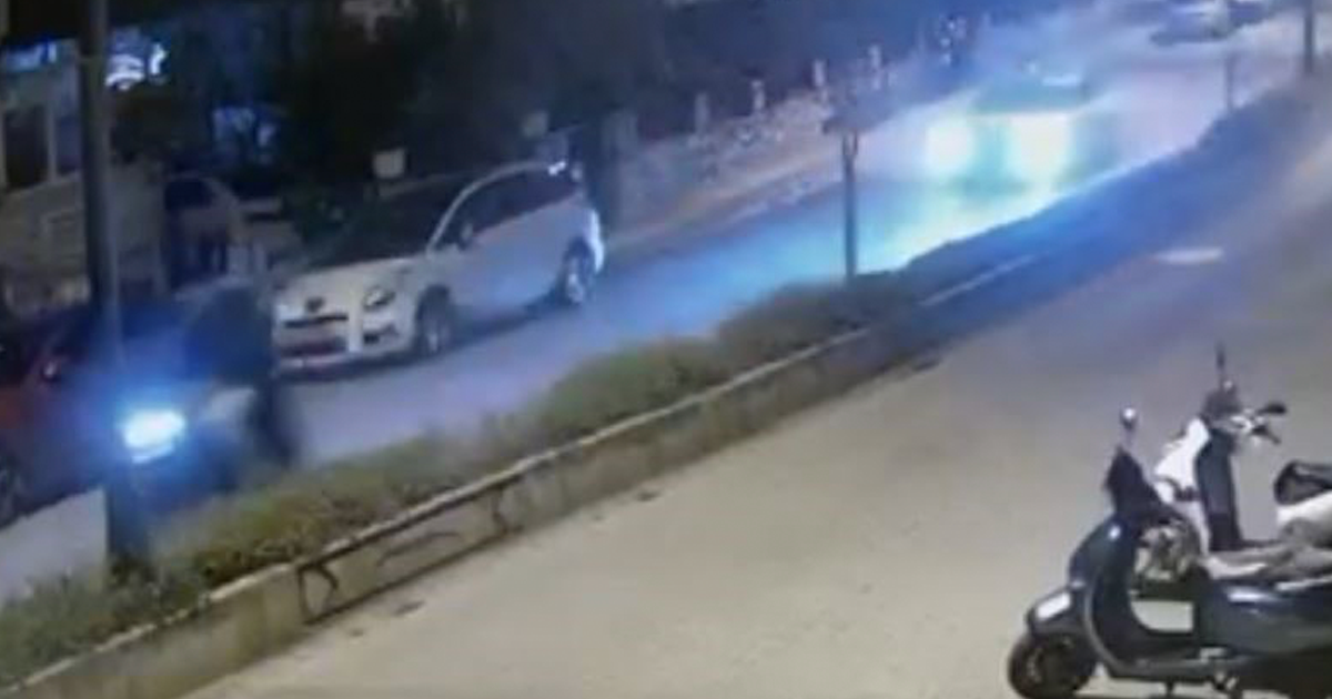 Otomobilin çarptığı motosikletli ve yolcusu metrelerce savruldu