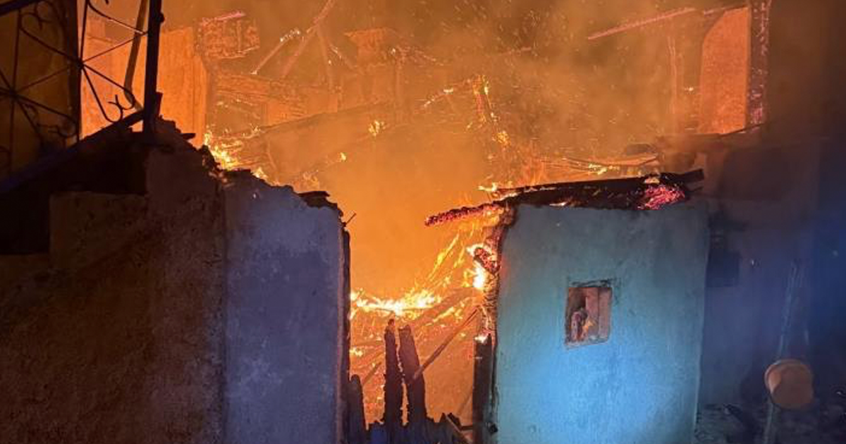 Gece yarısı çıkan yangında 1 ev kullanılamaz hale geldi
