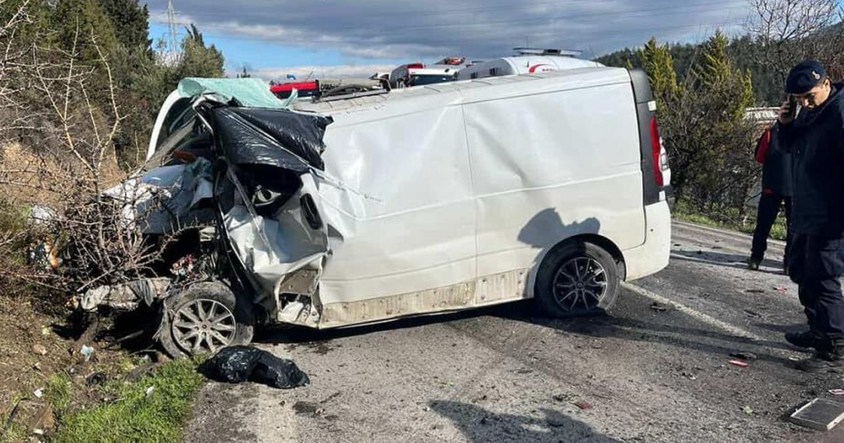 İzmir’de belediye otobüsü ile panelvan çarpıştı: 1 ölü, 8 yaralı