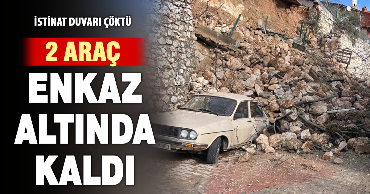 Çöken istinat duvarı iki aracı yuttu