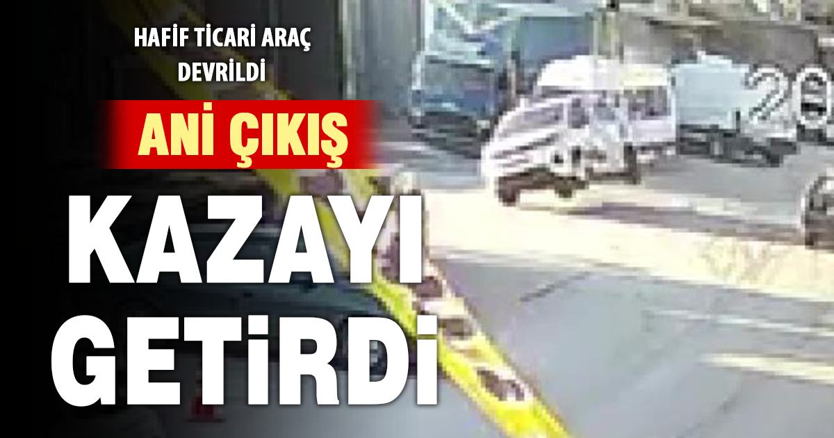  Otomobille çarpışan hafif ticari araç devrildi