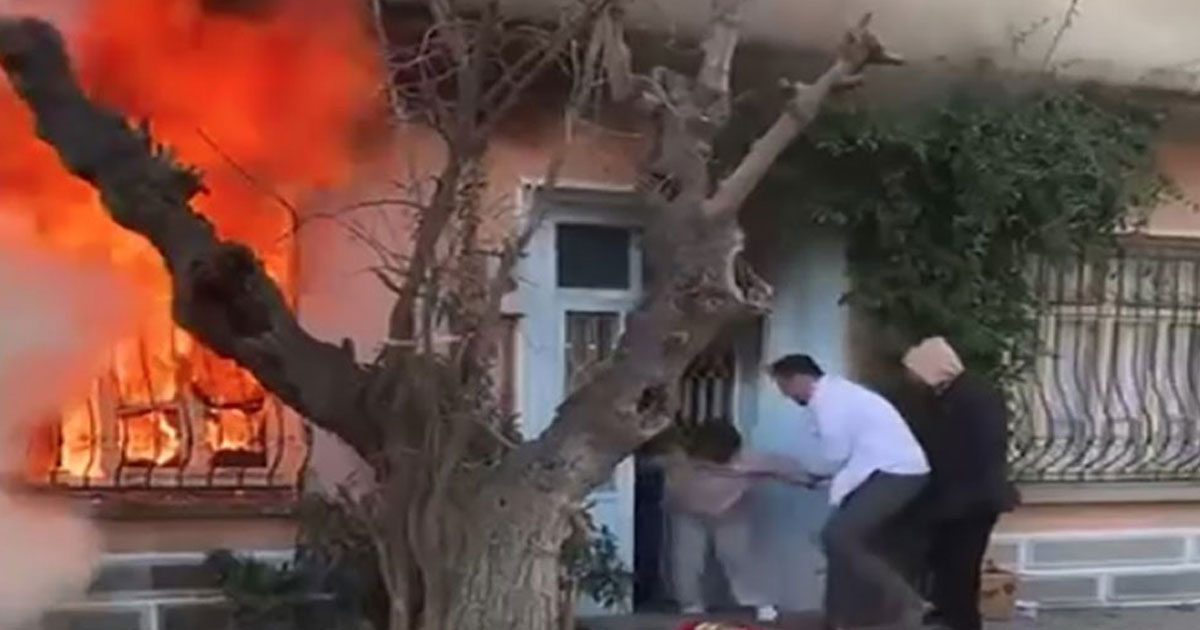 Kedisini kurtarmak için alevlerin içine daldı; komşuları güçlükle dışarı çıkardı