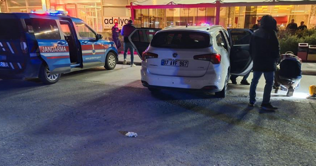 Dinlenme tesisinde 5 gündür park halinde olan otomobilden ceset çıktı 