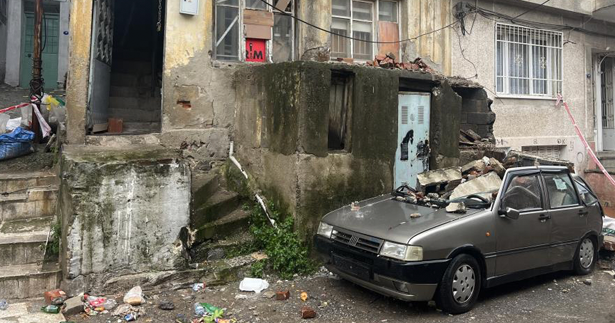 Eski binanın balkonundan düşen beton parçaları bir otomobili kullanılamayacak hale getirdi