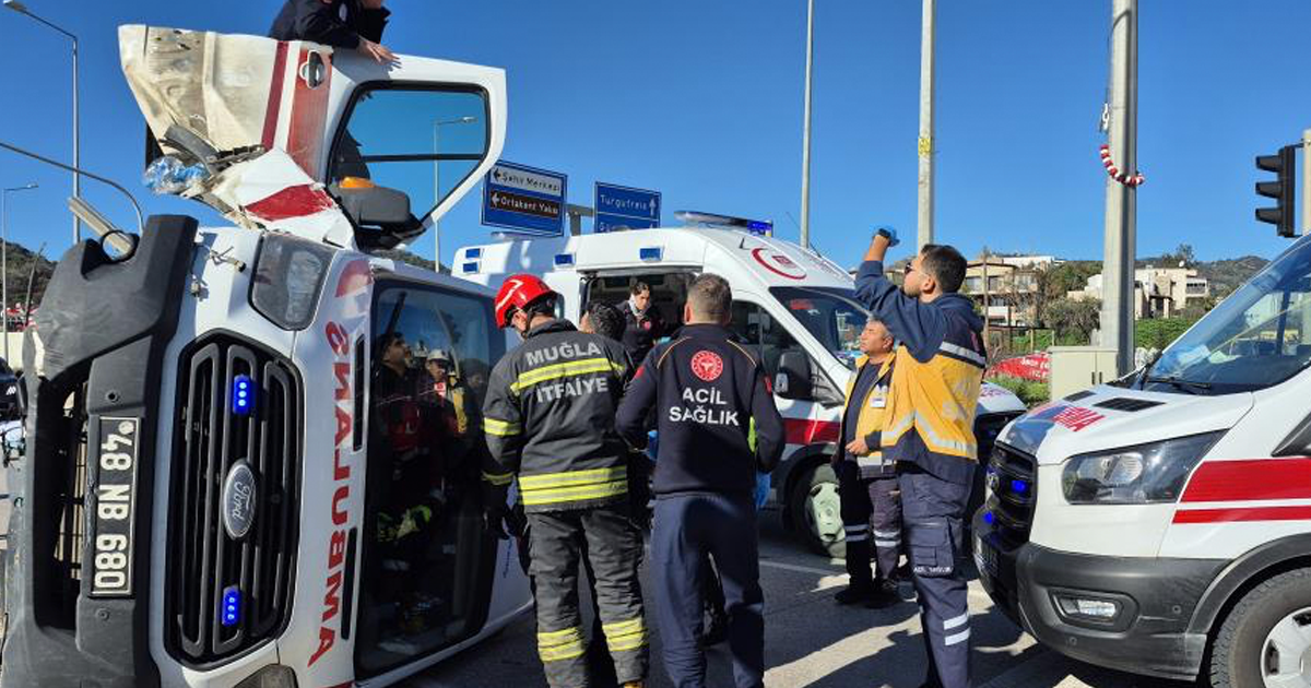 Ambulans devrildi: 4 yaralı