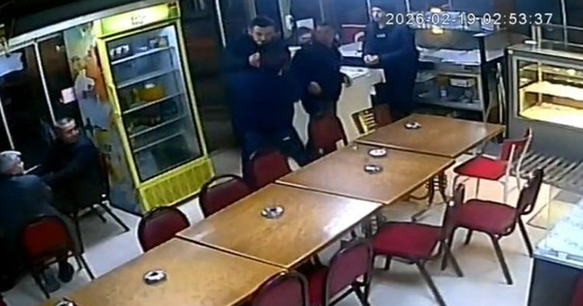 Çay evinde bıçaklı saldırı