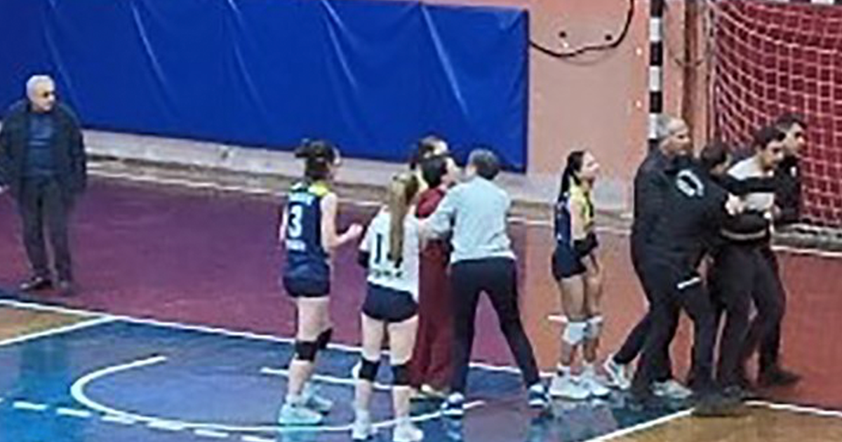 Taraftar sahaya atladı, maç seyircisiz tamamlandı 