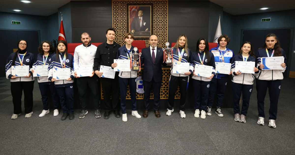 Rektör Güngör, turnuvalarda dereceye sporculara belgelerini verdi