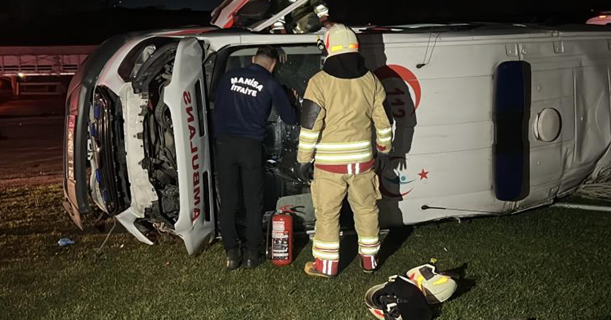 Otomobil ile ambulans çarpıştı: 5 yaralı