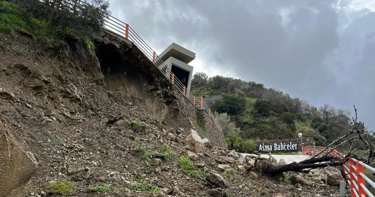 İzmir’de lüks site yolu toprak kayması nedeniyle kapandı