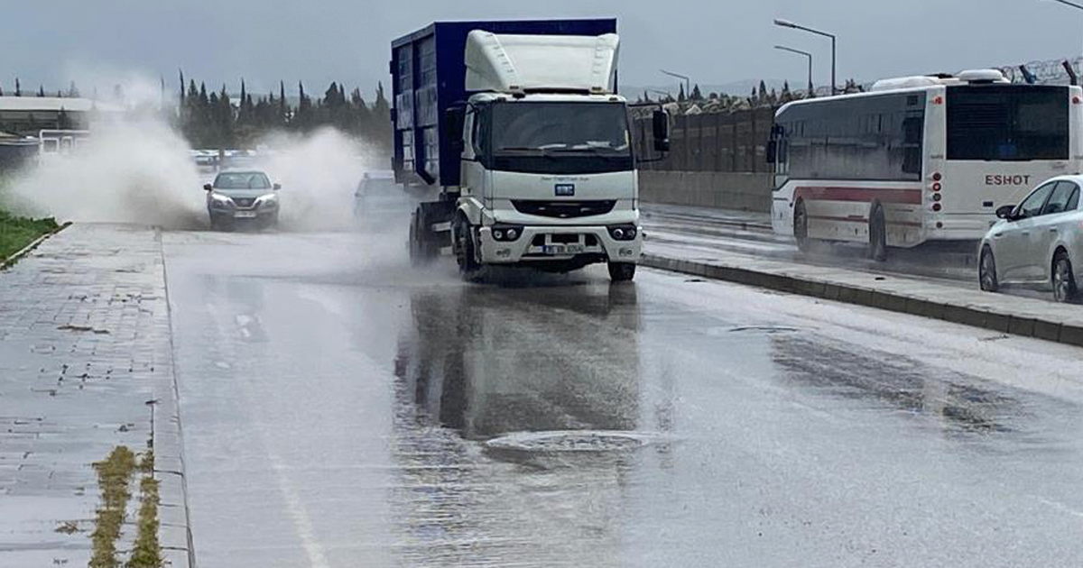 Sağanak etkili oldu: Yollar göle döndü, trafik kilitlendi 