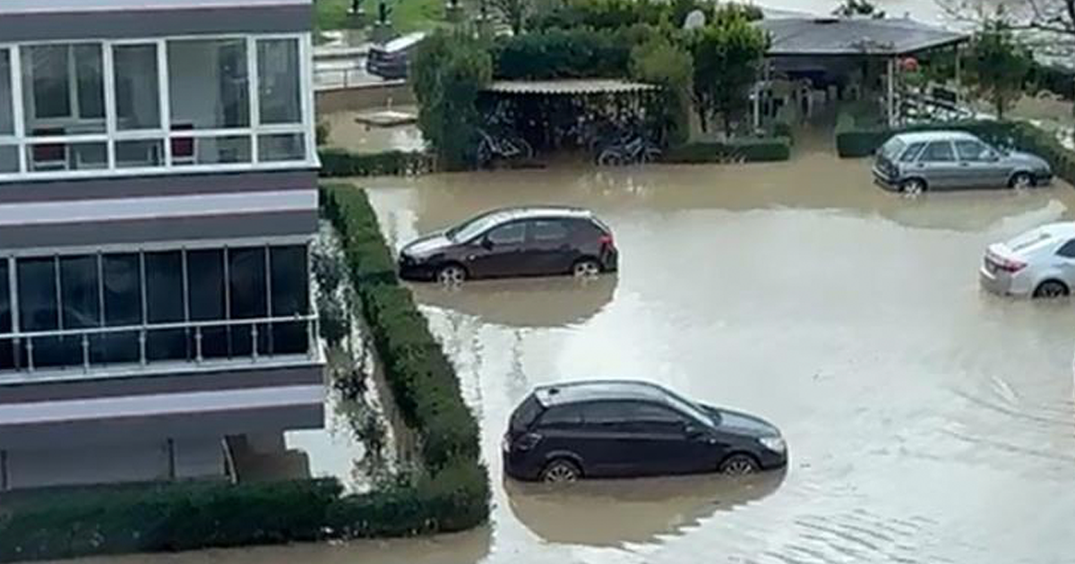 Sağanakla birlikte dere taştı, bir mahalle sular altında kaldı