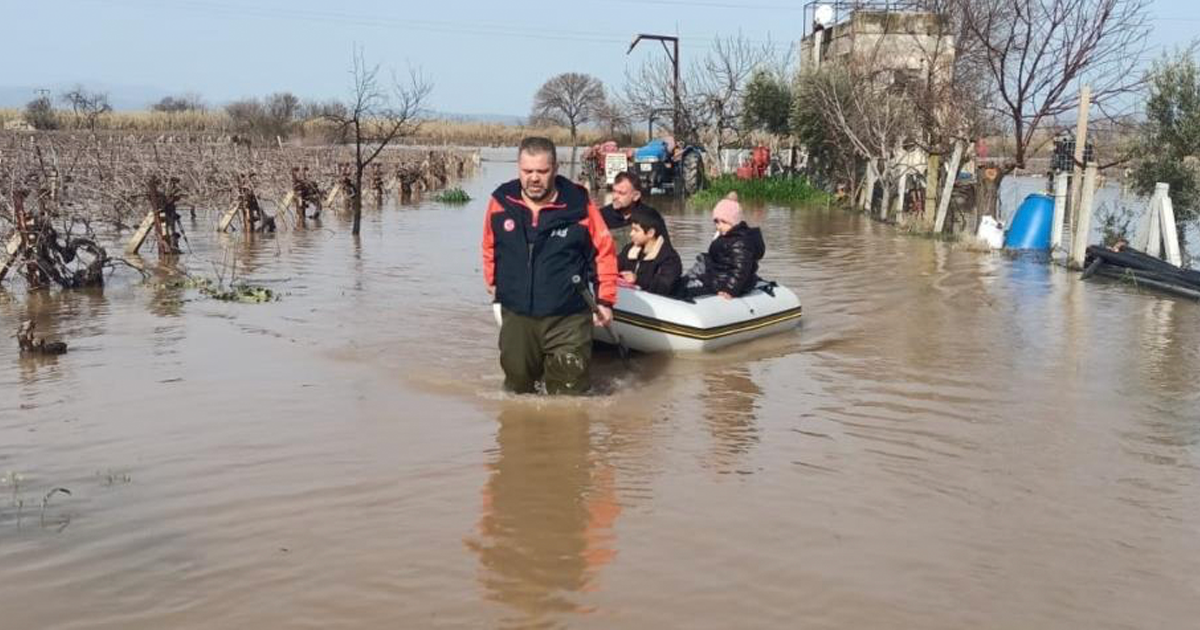 Su baskınında mahsur kalan 4'ü çocuk 5 kişi kurtarıldı 