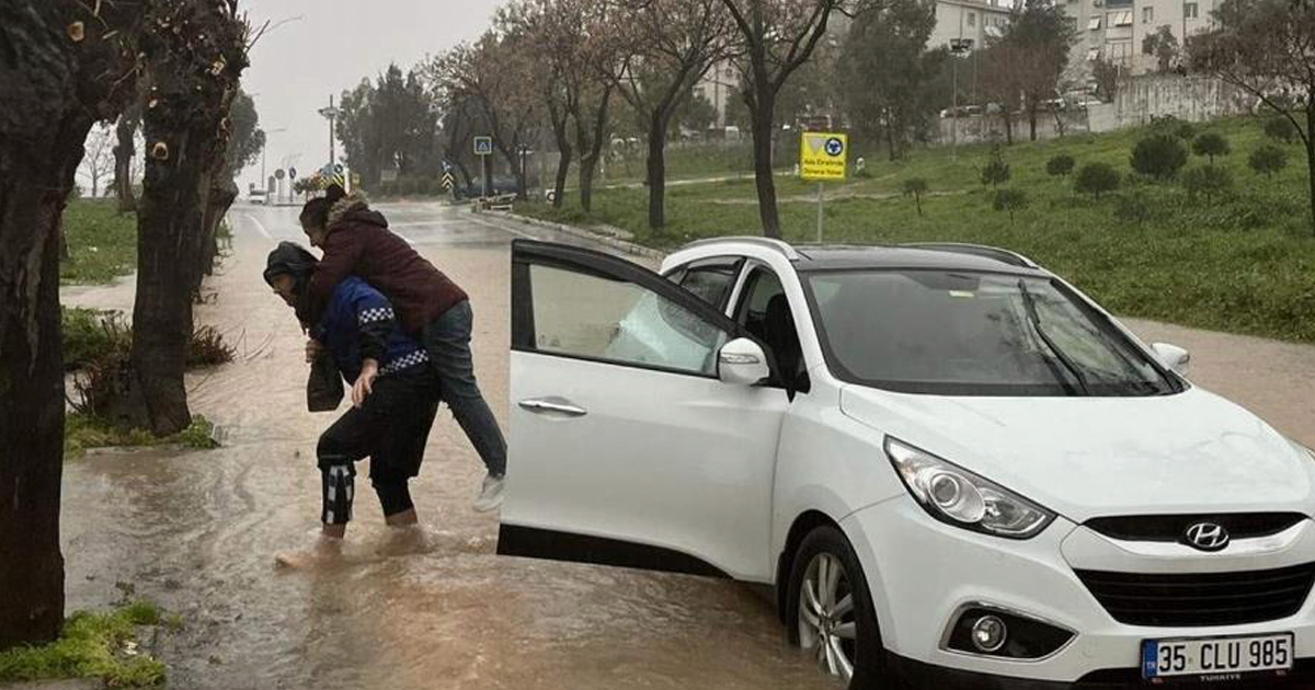 Yollar göle döndü, mahsur kalanları zabıta sırtında taşıdı 