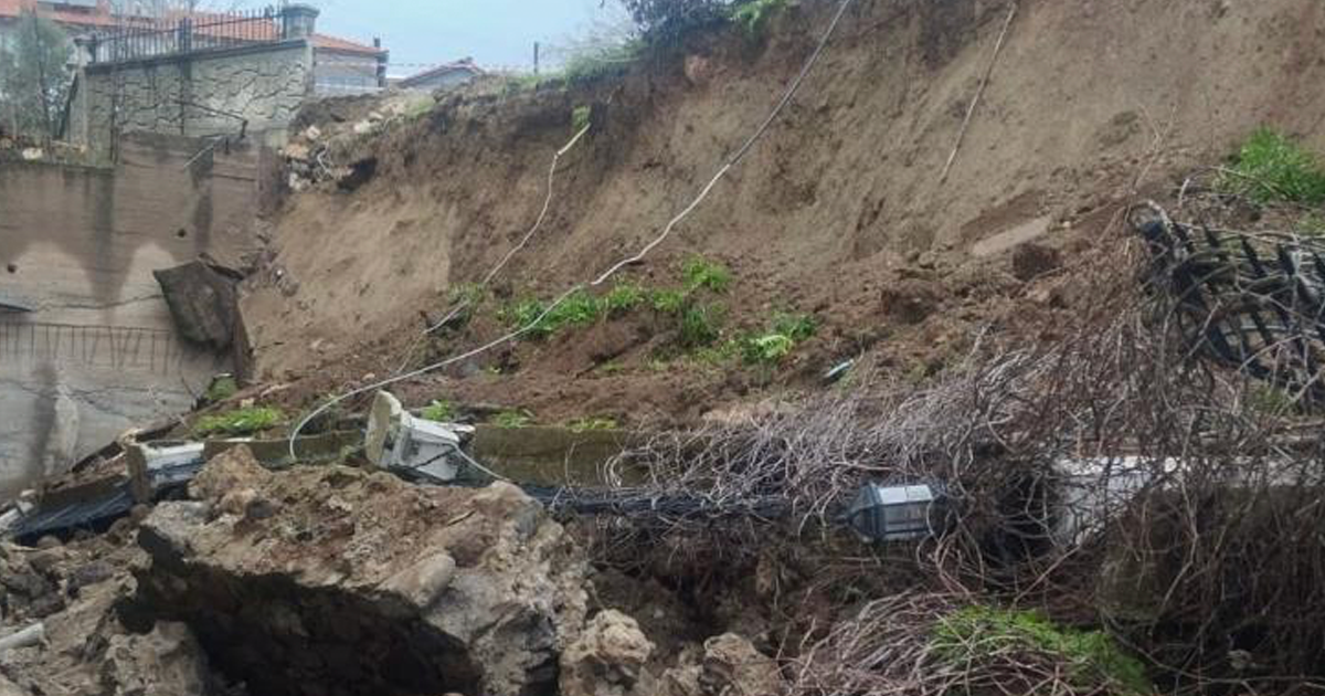 Sağanak yağmur okulun istinat duvarını yıktı 