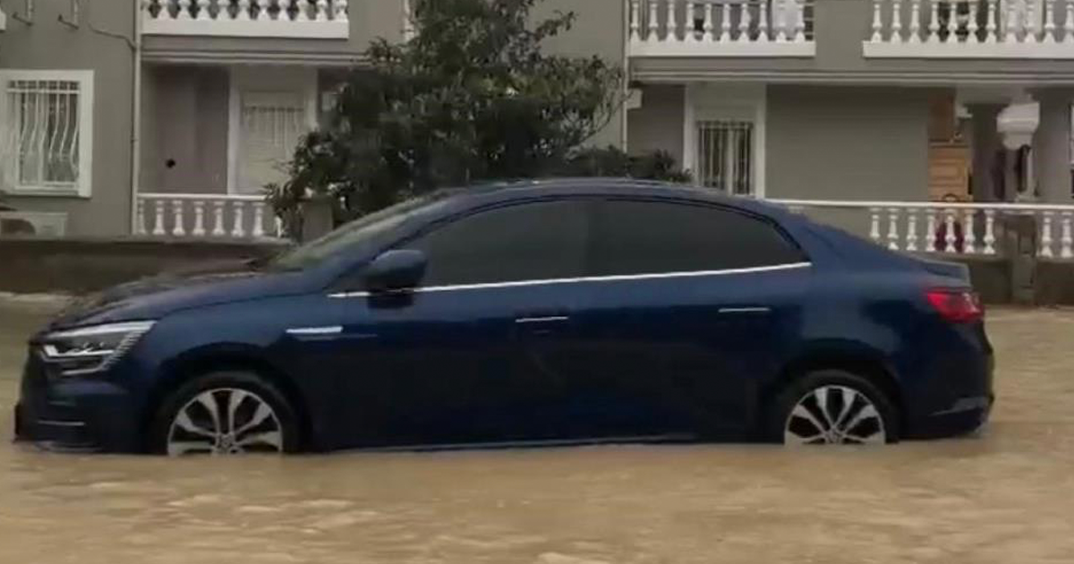 Çeşme’de sağanak yağış: Caddeler dereye döndü, rögarlar taştı