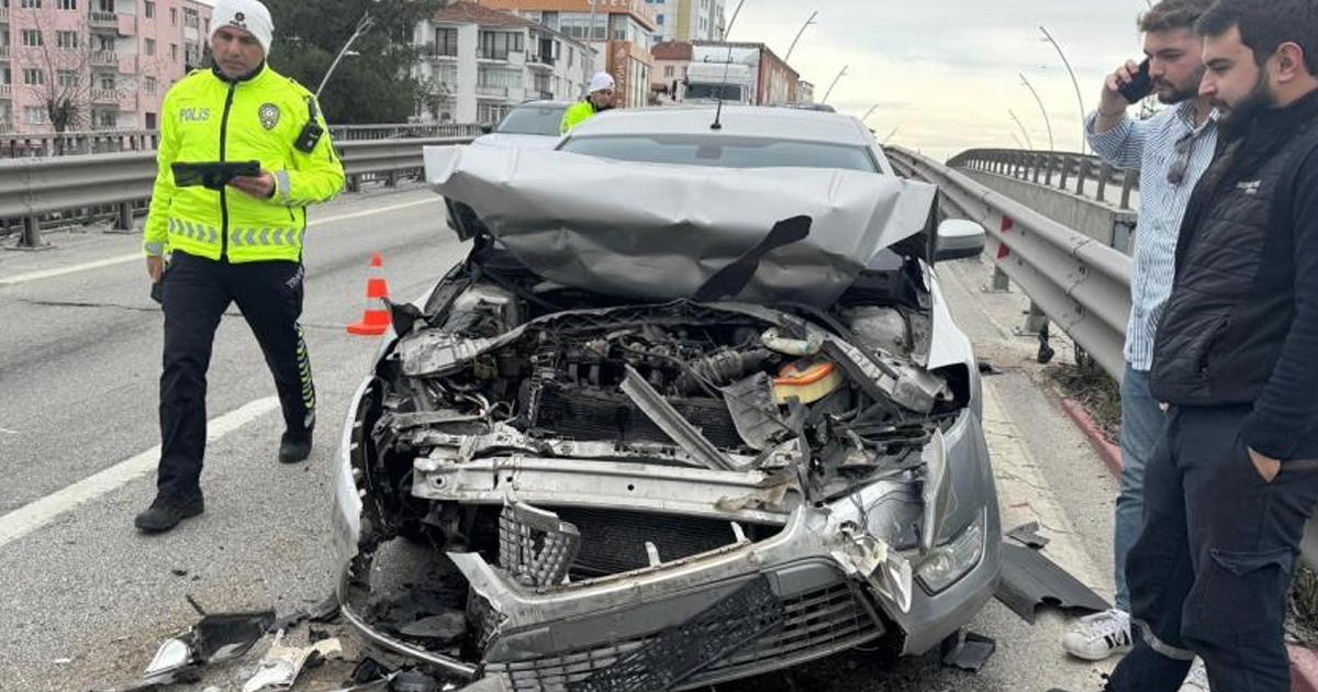 Uşak’ta 3 otomobil çarpıştı: 4 yaralı 