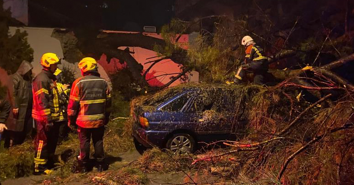 Önce duvarı yıktı sonra otomobilin üzerine devrildi: 2 yaralı 
