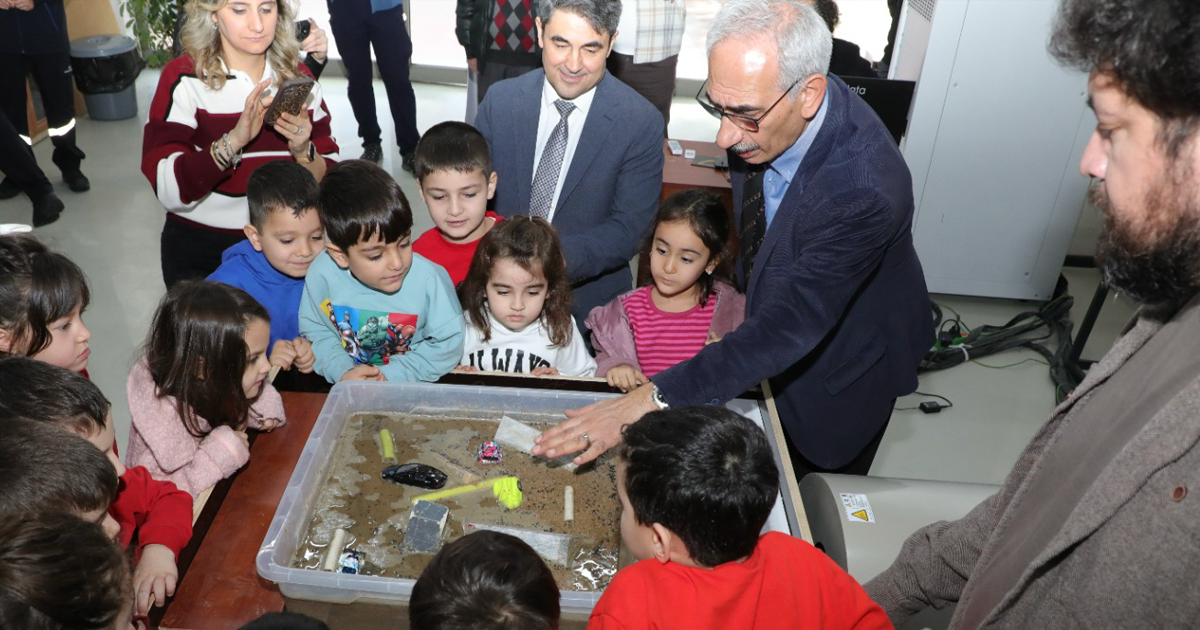 PAÜ’de Anlamlı Etkinlik: Minik Bilim İnsanlarından Yer Bilimine Yolculuk