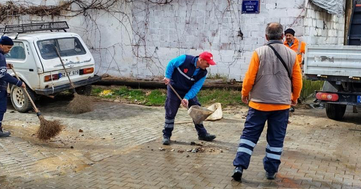 Yoğun yağışın ardından belediye ekipleri sahada 