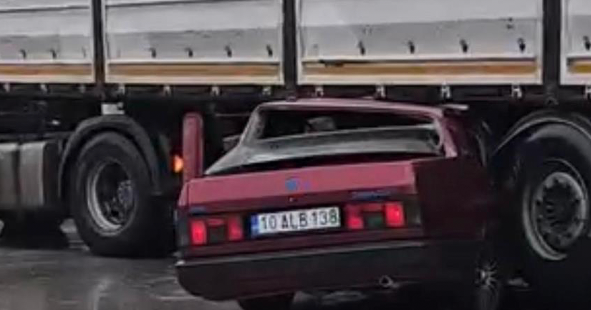 Otomobil tırın altına ok gibi saplandı