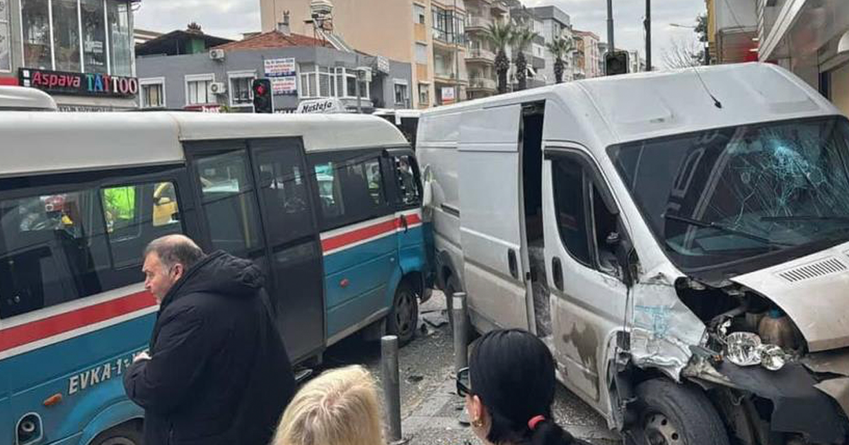 Freni patlayan minibüs, kaldırımdaki yayayı böyle çarptı