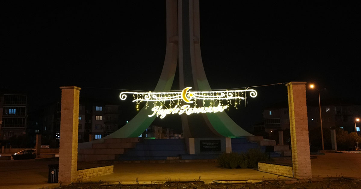 Denizli’nin yoğun yerlerine mahya asıldı