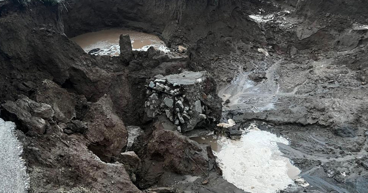 Yağmur sonrası yolda 4 metre derinliğinde çukur oluştu