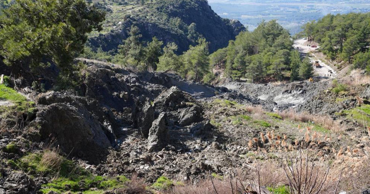 Heyelan yolu kapattı
