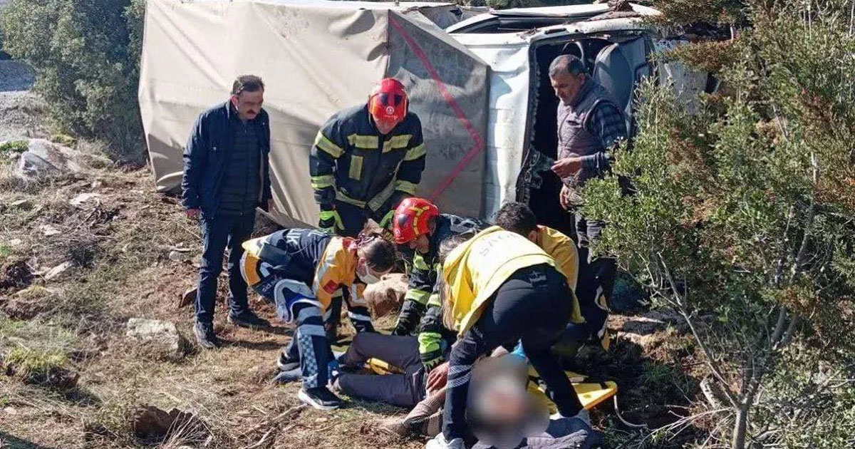 Tavas’taki kazada 2 kişi yaralandı, 10 koyun etkilendi