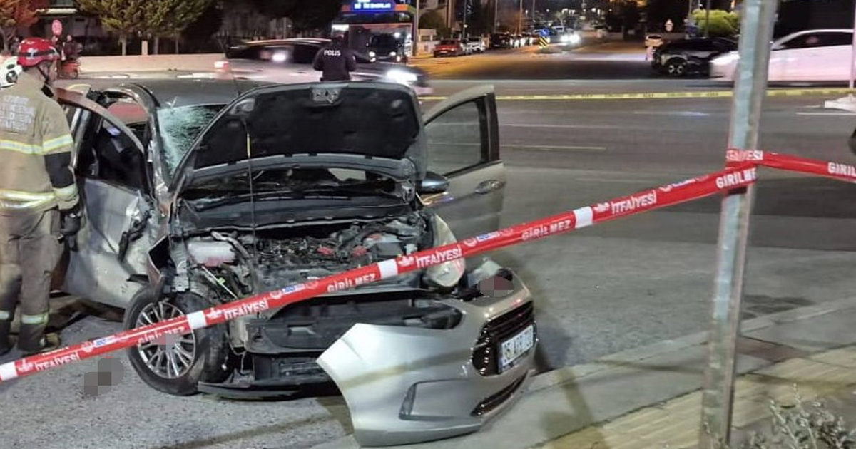 Motosiklet ile otomobil çarpıştı: 1 ölü, 2 yaralı