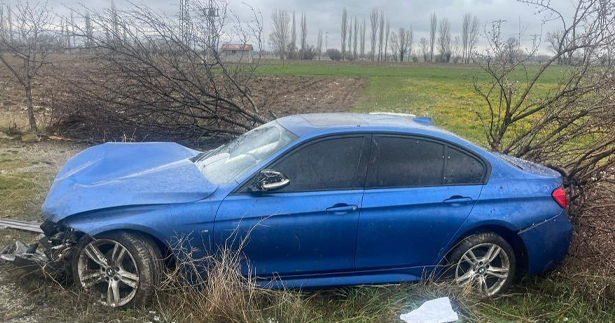 Şarampole giren otomobilde 3 kişi yaralandı 