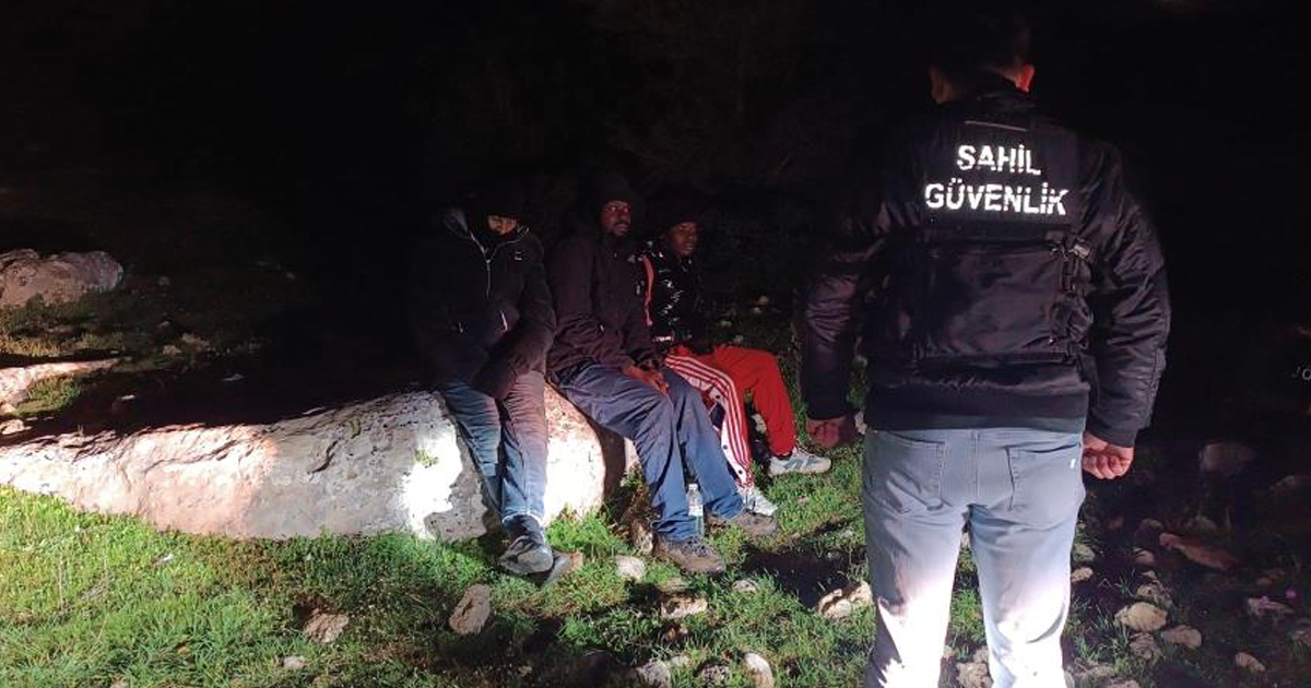 İHA tespit etti, ekipler operasyon yaptı: 22 düzensiz göçmen yakalandı 