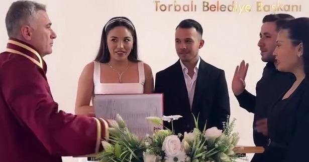 Nikah memuruna şaka yapmak istediler, asıl şakayı memur yaptı
