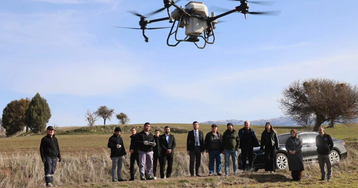 Tavas Belediyesinden çiftçiye dronlu gübreleme desteği 
