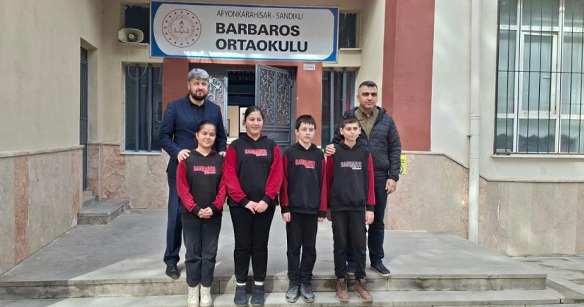 Topladıkları para ile 3 bakkalın veresiye defterini satın alan öğretmen ve öğrenciler yürekleri ısıttı 