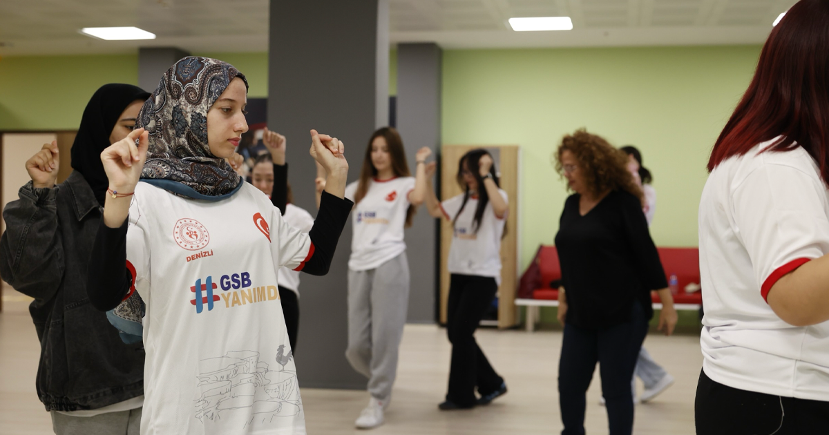 Öğrenciler yurtlarda halk oyunları öğreniyor