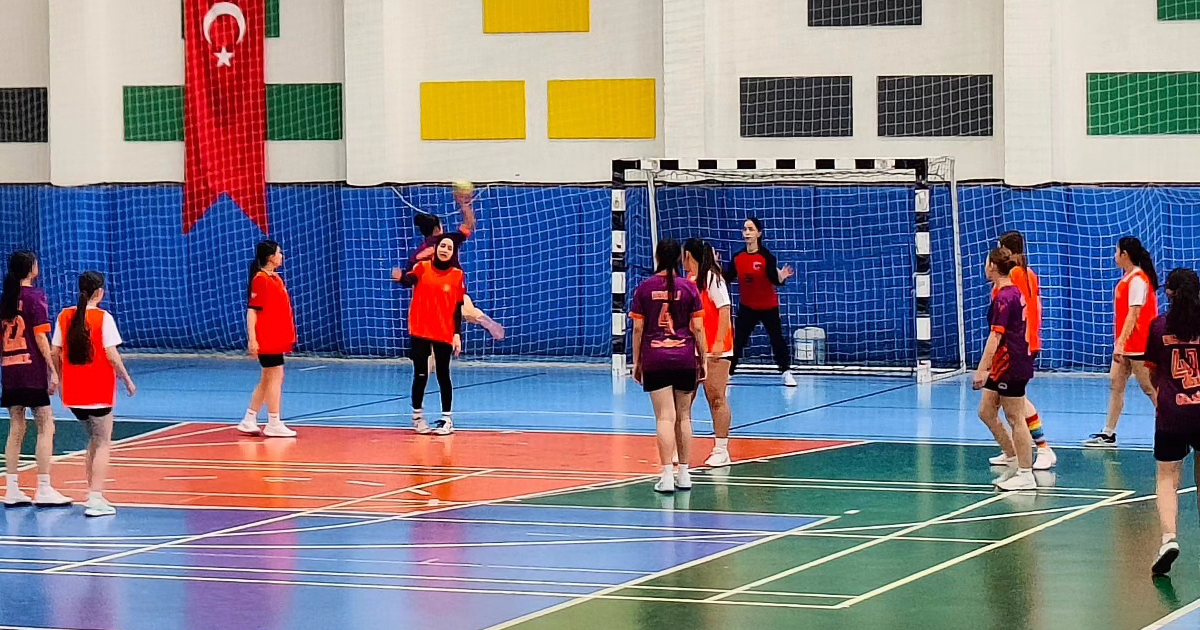 Hentbol Küçükler ve Minikler İl Birinciliği devam ediyor